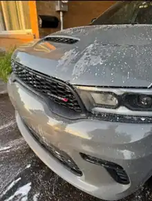 Dodge pendant le nettoyage extérieur, avant la finition